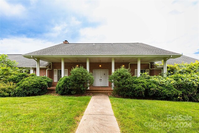 view of front of house with a front lawn