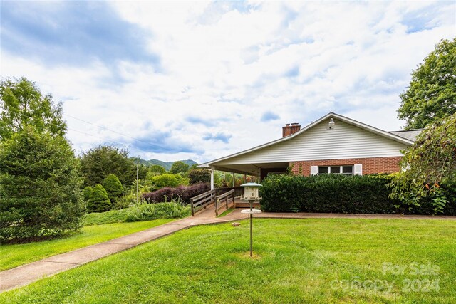 view of front of house with a front yard