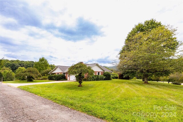 view of front of property featuring a front yard