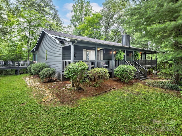 view of front facade featuring a porch and a front yard