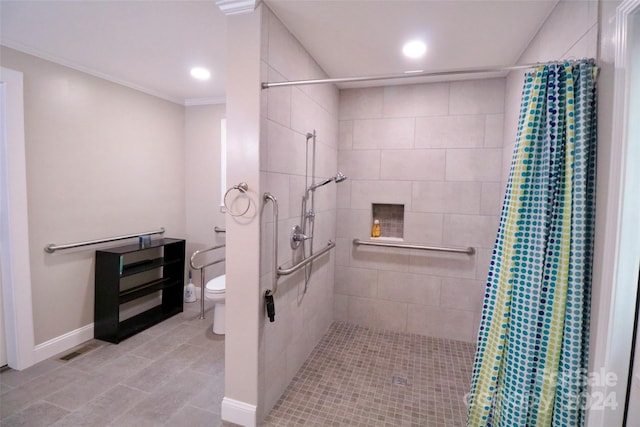 full bathroom featuring baseboards, visible vents, tiled shower, toilet, and crown molding