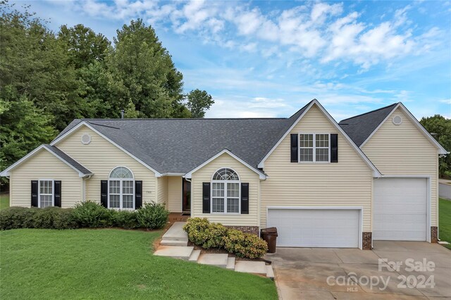 view of front of property featuring a front lawn