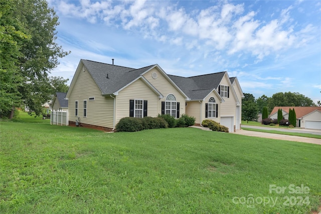 view of front facade featuring a front yard and a garage