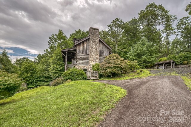 view of front of property featuring a front yard