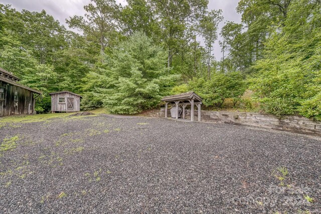 view of yard featuring a shed