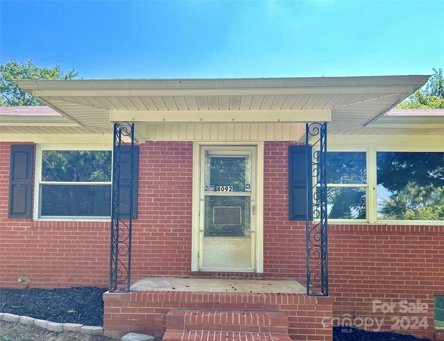 property entrance featuring a porch