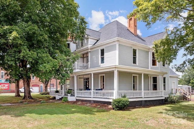 view of front facade featuring a porch and a front lawn