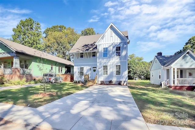 view of front of home featuring a front lawn and covered porch