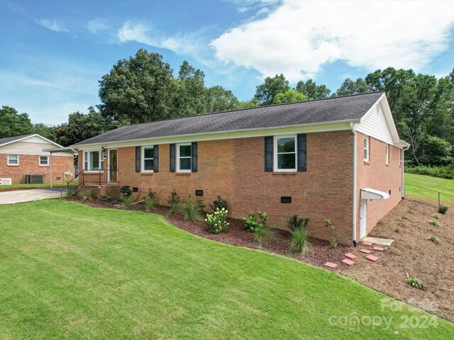 ranch-style home with a front yard