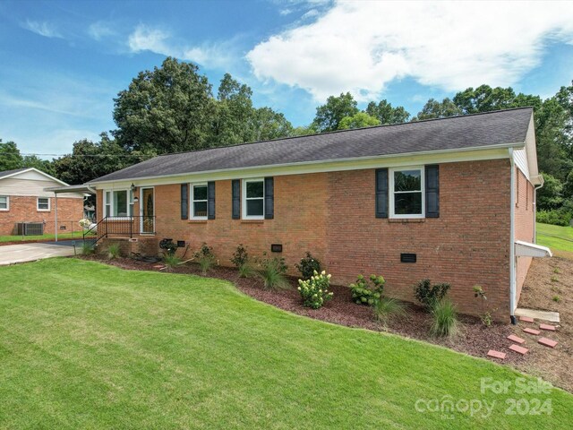 single story home with a front lawn