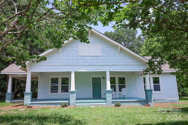 view of front facade with covered porch and a front lawn