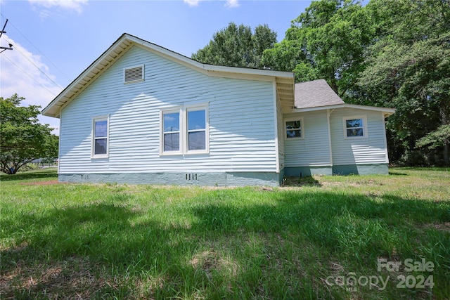 view of side of property featuring a yard