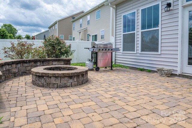 view of patio with an outdoor fire pit and grilling area