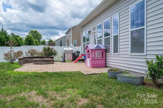 view of yard featuring a patio