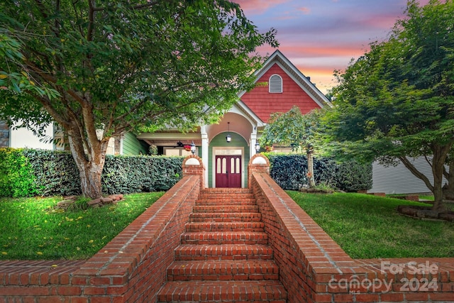 view of front of home featuring a lawn