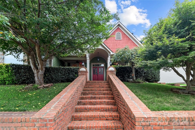 view of front of property featuring a front lawn