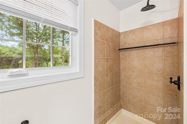 bathroom featuring tiled shower