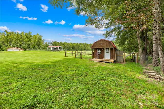 view of yard featuring an outdoor structure and a rural view