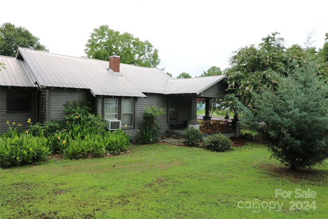 view of front of house with a front lawn