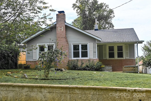 view of front of property featuring a front yard