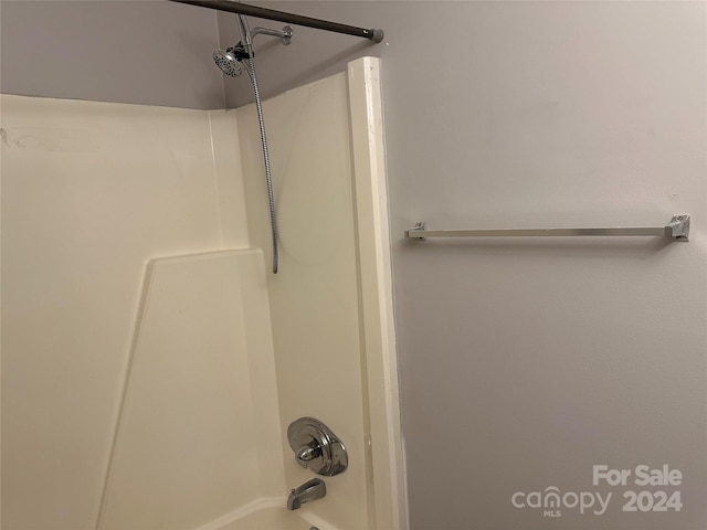 bathroom with shower / bathtub combination