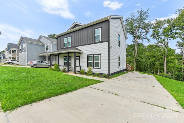 view of front of house featuring a front lawn