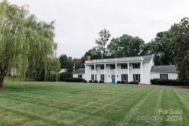 view of front facade with a front lawn