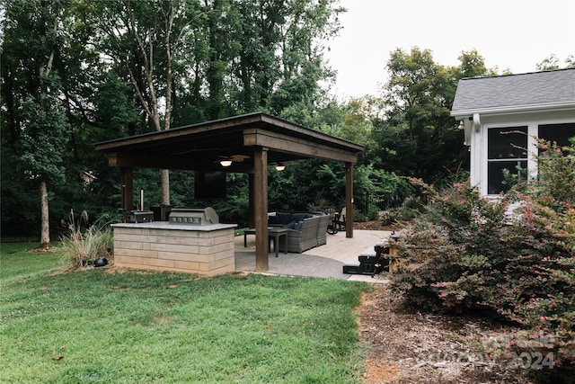 view of yard featuring a patio area, an outdoor living space, and ceiling fan