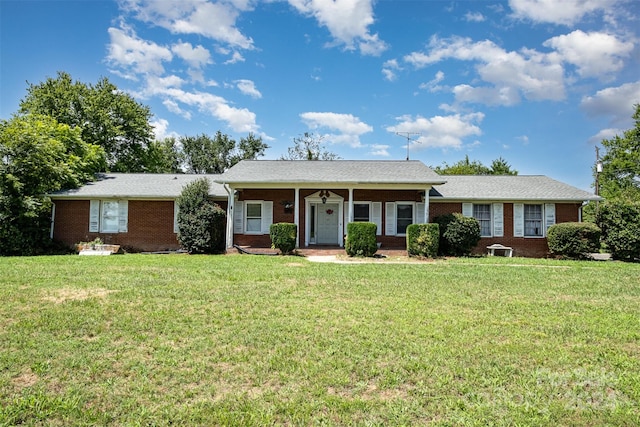 ranch-style home featuring a front lawn