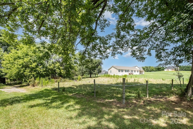 view of yard featuring a rural view