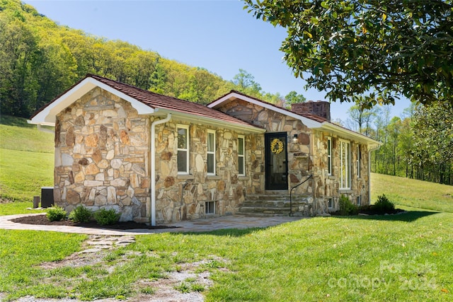 view of front of home with a front yard