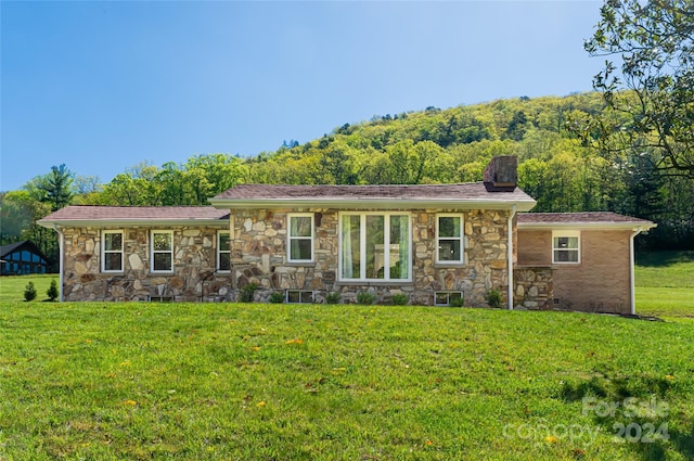 view of front of property featuring a front yard