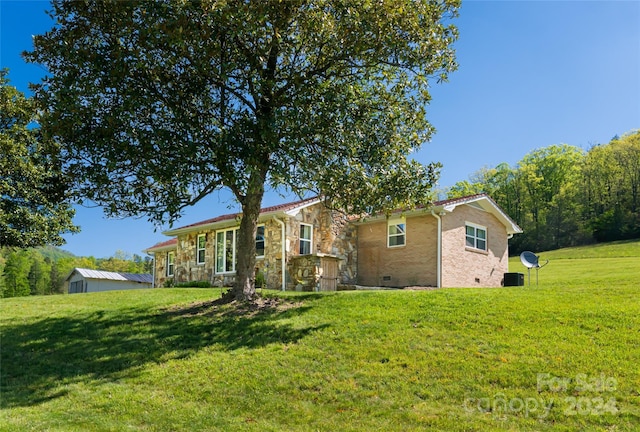 exterior space featuring a front lawn