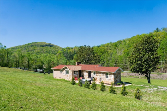 view of front of property featuring a mountain view and a front yard