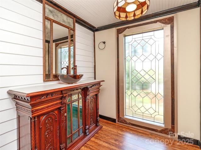 entrance foyer featuring hardwood / wood-style flooring and crown molding