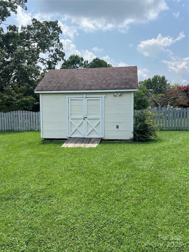 view of outdoor structure featuring a yard