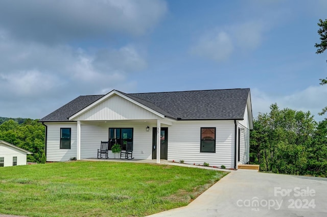 view of front of property featuring covered porch and a front lawn