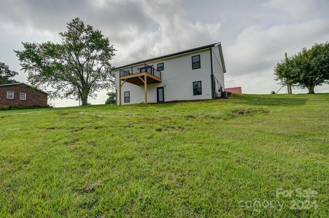 view of front of house with a front yard