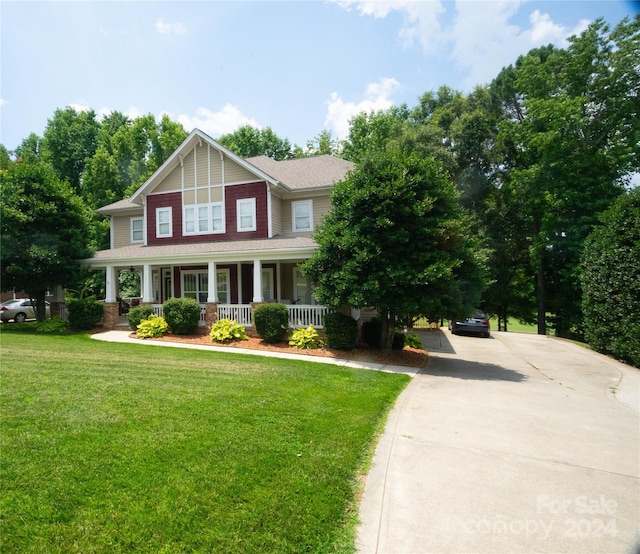 view of front of property featuring a front yard and covered porch