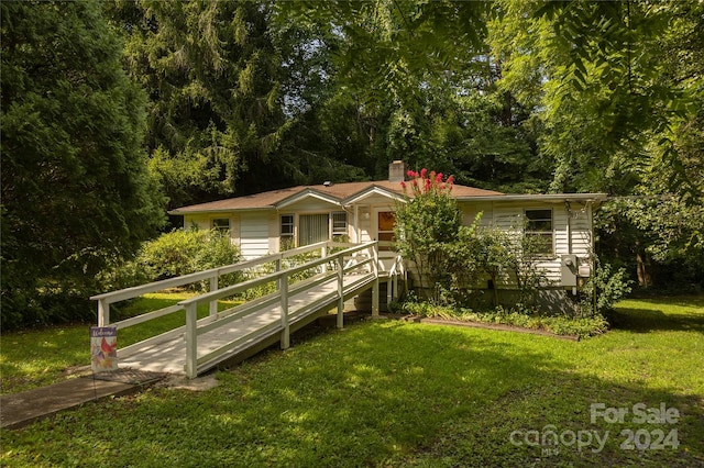 view of front of home with a front lawn