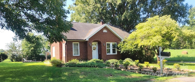 view of front facade with a front lawn