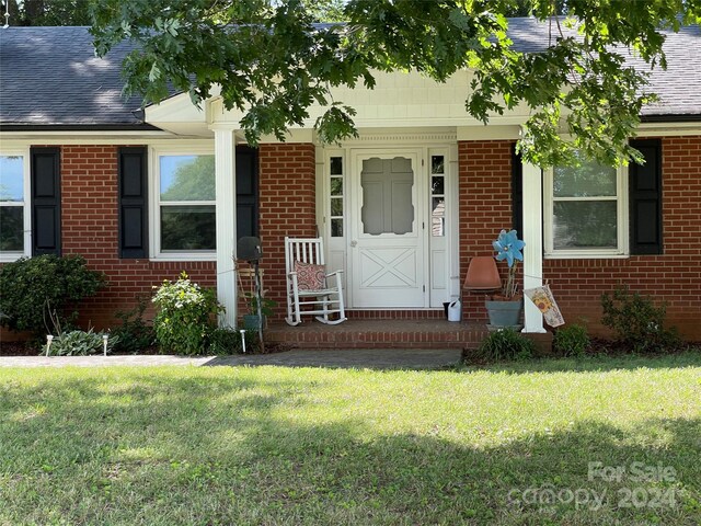 view of front of home featuring a front lawn and covered porch