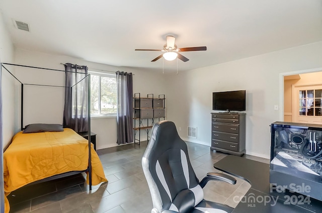 bedroom with ceiling fan