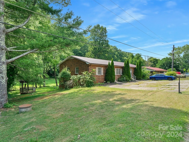 single story home with a front lawn