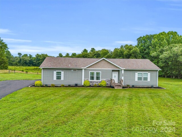 single story home featuring a front lawn