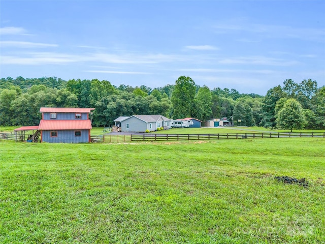 view of yard featuring a rural view