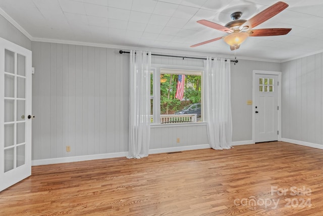 foyer featuring crown molding, light wood-type flooring, and ceiling fan