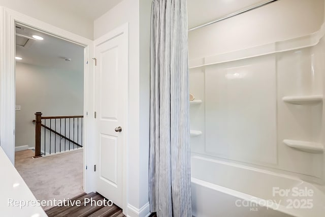 bathroom with tub / shower combination