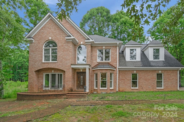 view of front of property featuring a front lawn