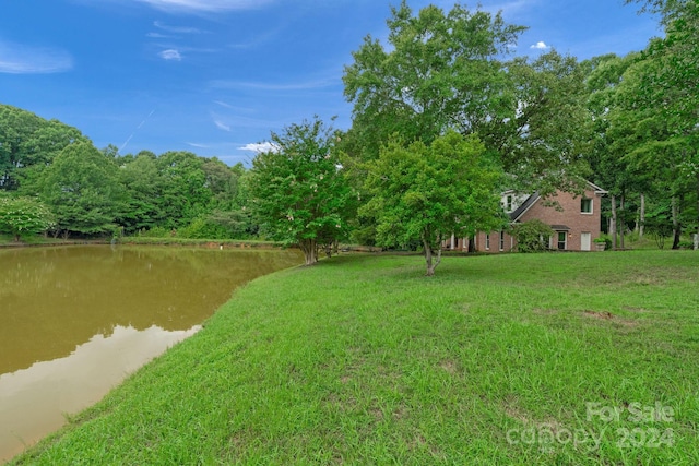 view of yard featuring a water view